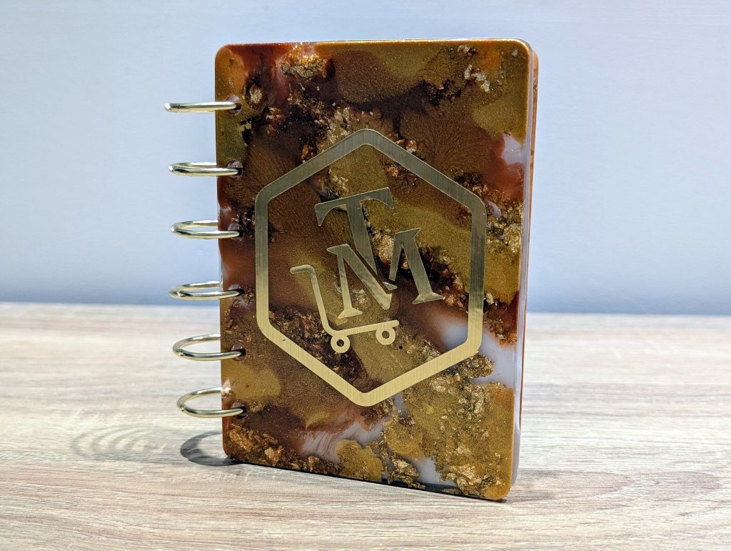 Réalisation d’une couverture de carnet A7 en résine époxy