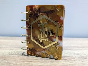 Réalisation d’une couverture de carnet A7 en résine époxy