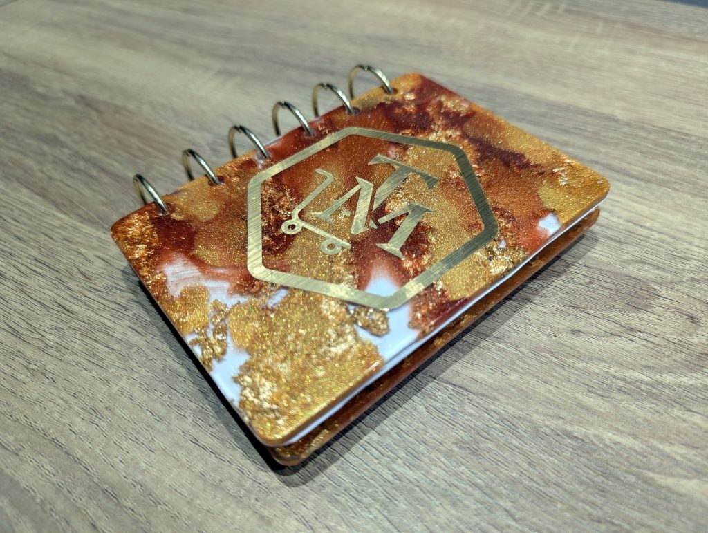 Création artisanale de couverture de carnet en résine époxy